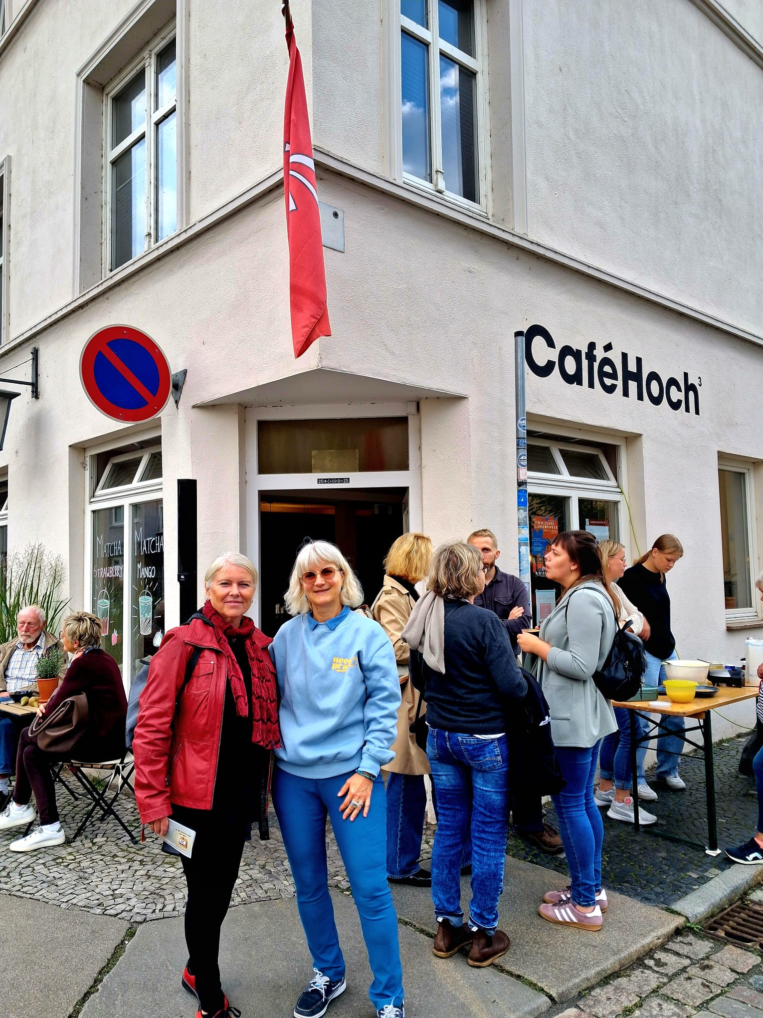 Gäste feiern vor dem Café Hoch³