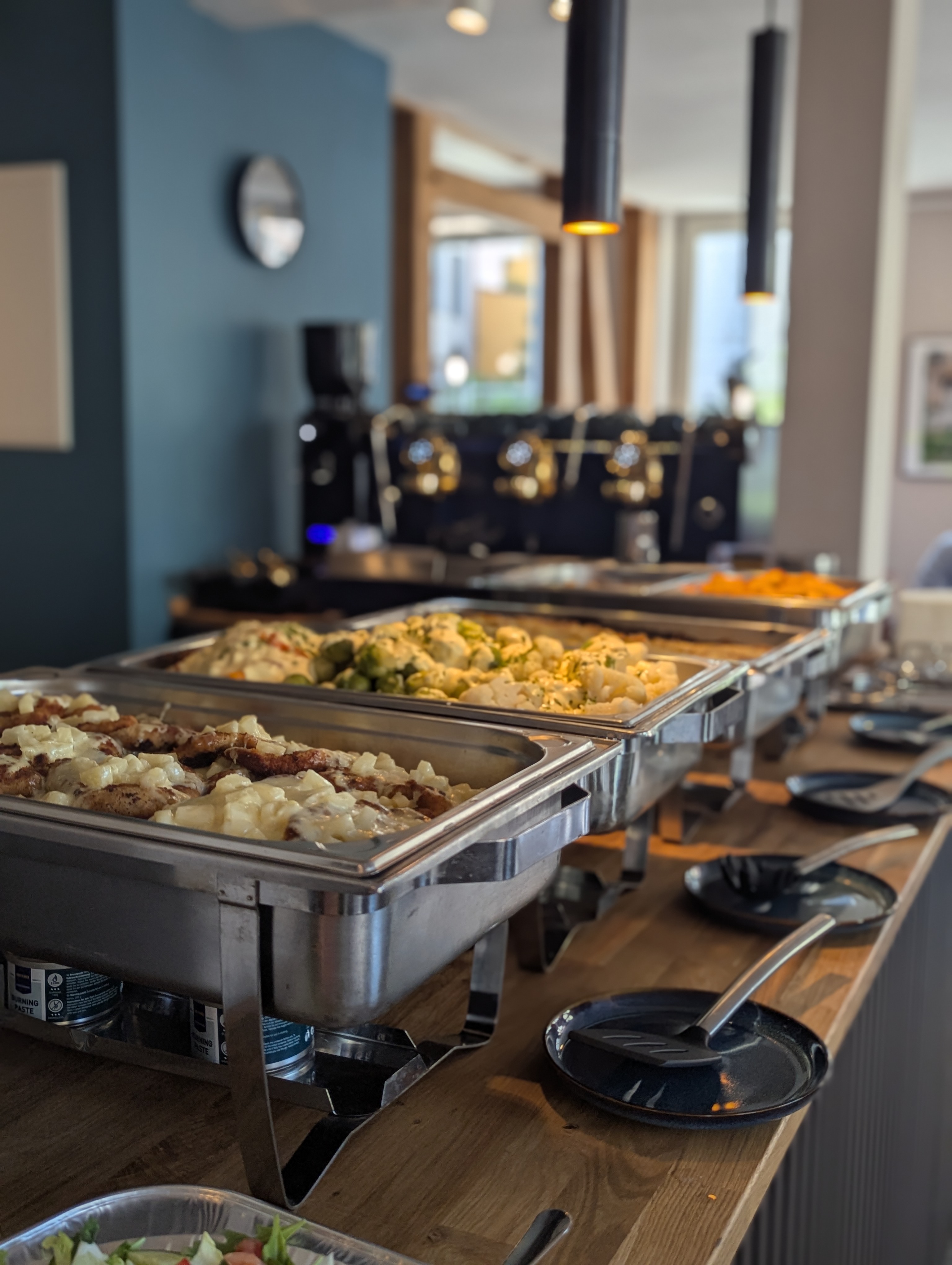 Warmes Buffet mit Chafing Dishes für eine Feier im Café Hoch³