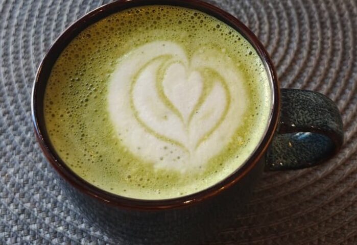 Matcha Latte mit Herz-Latte-Art, Nahaufnahme von oben