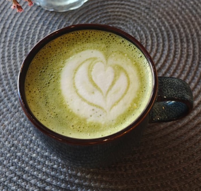 Matcha Latte mit Herz-Latte-Art, Nahaufnahme von oben